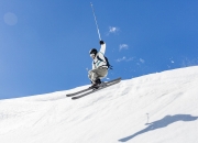 开云体育下载-赛道上的逆袭，拉塞尔率队力克红牛二队，法拉利鏖战显真章