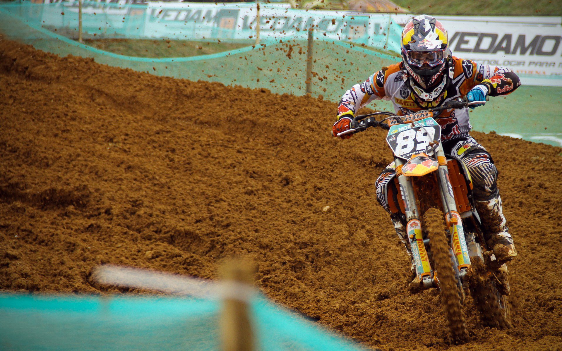 塞恩斯点燃赛场，索伯车队完胜梅赛德斯，一场颠覆性的胜利